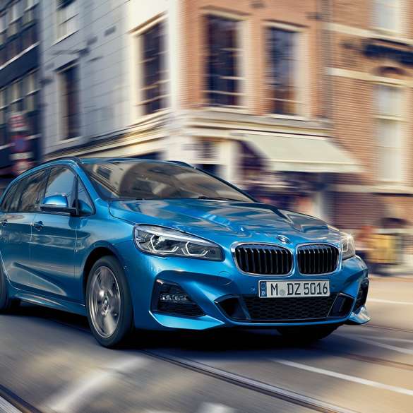 Driving dynamics BMW 2 Series Gran Tourer Driving dynamics BMW 2 Series Gran Tourer F46 Facelift 2018 Misano Blue metallic three-quarter front view driving downtown