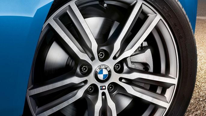 Light alloy wheels BMW 2 Series Gran Tourer Light alloy wheels BMW 2 Series Gran Tourer F46 Facelift 2018 Misano Blue metallic close-up view
