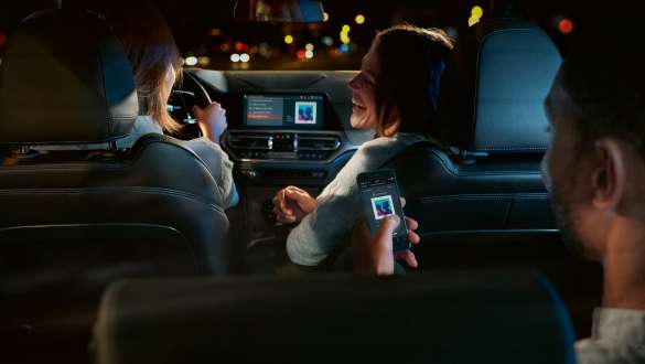 BMW 3 Series Sedan, Connected Command. Frontal close-up of the cockpit display of the BMW 3 Series Sedan with Connected Command.
