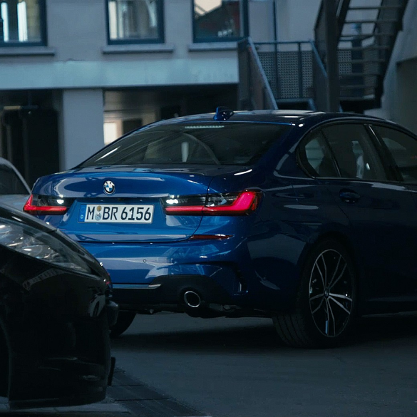 BMW 3 Series Sedan, Reversing Assistant. Close-up of the cockpit display of the BMW 3 Series Sedan with Reversing Assistan.