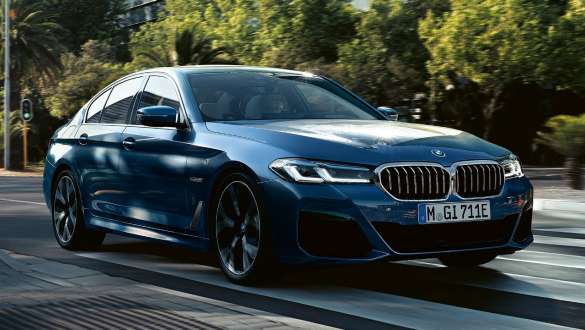 BMW 5 Series Sedan G30, three-quarter front view BMW 5 Series Sedan G30 Facelift 2020 Phytonic Blue metallic, three-quarter front view driving on the street