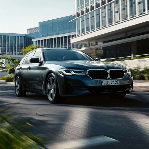 BMW 5 Touring G31 exterior BMW 5 Series Touring G31 Facelift 2020 Sophisto Grey three-quarter front view driving in city