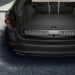 Luggage compartment BMW 5 Series Touring G31 Luggage compartment BMW 5 Series Touring G31 Facelift 2020 Sophisto Grey close-up
