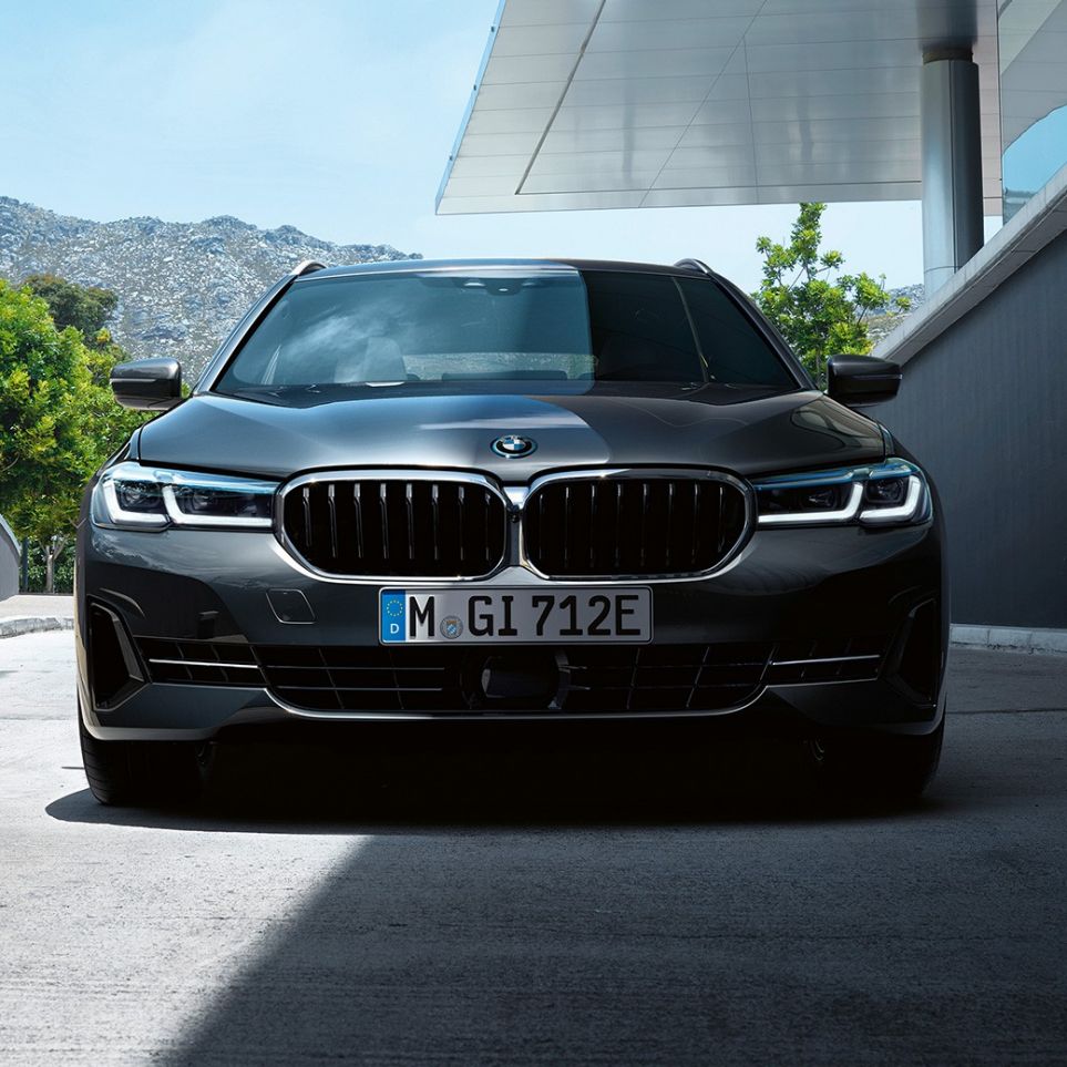 BMW kidney grille and front apron BMW 5 Touring G31 BMW kidney grille and front apron BMW 5 Series Touring G31 Facelift 2020 Sophisto Grey close-up front