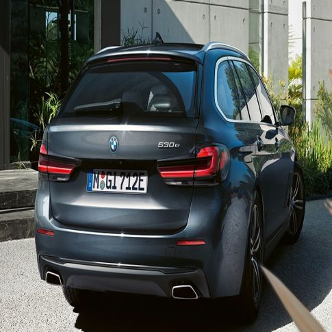 Rear apron and free-form exhaust pipes BMW 5 Series Touring G31 Rear apron and free-form exhaust pipes BMW 5 Series Touring G31 Facelift 2020 Sophisto Grey close-up rear