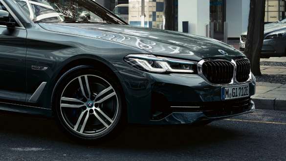 Integral Active steering BMW 5 Series Touring G31 Integral Active steering BMW 5 Series Touring G31 Facelift 2020 three-quarter front driving