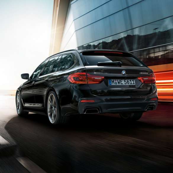 Exterior design BMW M550d xDrive Touring Exterior design BMW M550d xDrive Touring G31 Azurite Black metallic three-quarter rear view BMW M550d Touring highlights