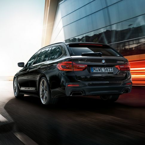 Three-quarter rear view BMW M550d xDrive Touring BMW M550d xDrive Touring G31 Azurite Black metallic three-quarter rear view