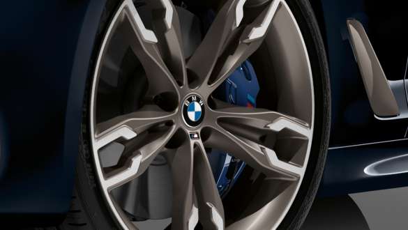 M Sport brake BMW M550d xDrive Touring M Sport brake BMW M550d xDrive Touring G31 Azurite Black metallic close-up wheel