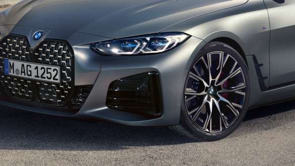 Adaptive M suspension BMW M440i xDrive Gran Coupé G26 2021 Adaptive M suspension BMW M440i xDrive Gran Coupé G26 2021 BMW Individual Frozen Pure Grey metallic three-quarter fronts view close-up