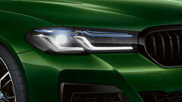 BMW M550i xDrive with BMW Laserlight G30 2020 BMW M550i xDrive Sedan with BMW Laserlight G30 LCI Facelift 2020 BMW Individual Verde Ermes metallic close-up front