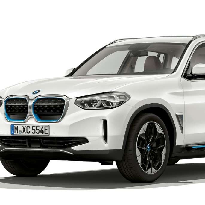 BMW iX3 G08 Model “Impressive” three-quarter front view BMW iX3 G08 2020 Model “Impressive” Mineral White metallic Effect three-quarter front view