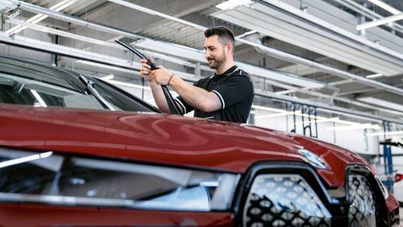 BMW windscreen repairs BMW Check-up and Maintenance BMW windscreen repairs BMW Check-up and Maintenance BMW employee repairing the windshield of a BMW vehicle
