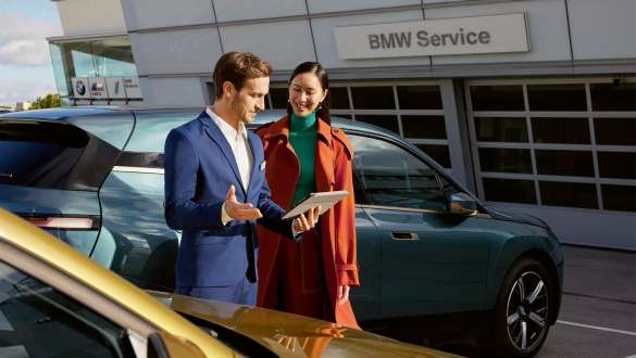 BMW Service BMW Service BMW employee advises a customer