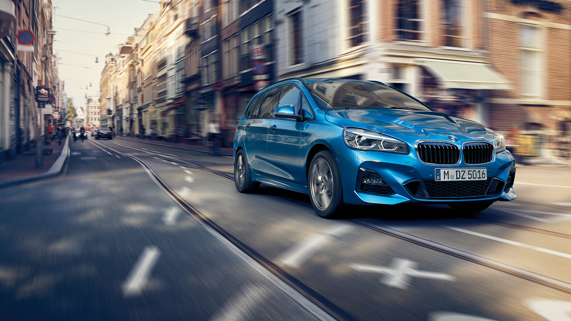 Driving dynamics BMW 2 Series Gran Tourer Driving dynamics BMW 2 Series Gran Tourer F46 Facelift 2018 Misano Blue metallic three-quarter front view driving downtown