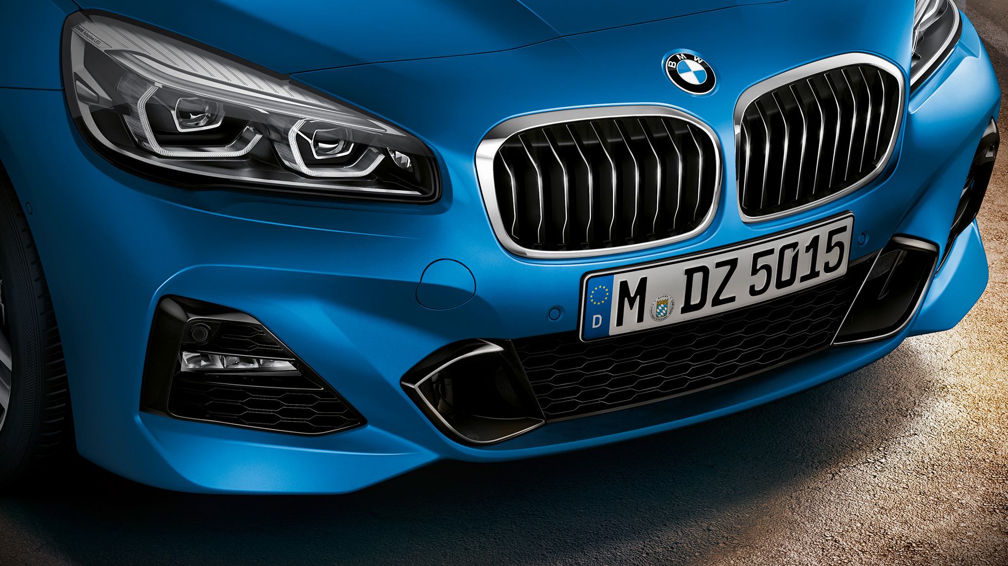 Double kidney grille BMW 2 Series Gran Tourer Double kidney grille BMW 2 Series Gran Tourer F46 Facelift 2018 Misano Blue metallic close-up front