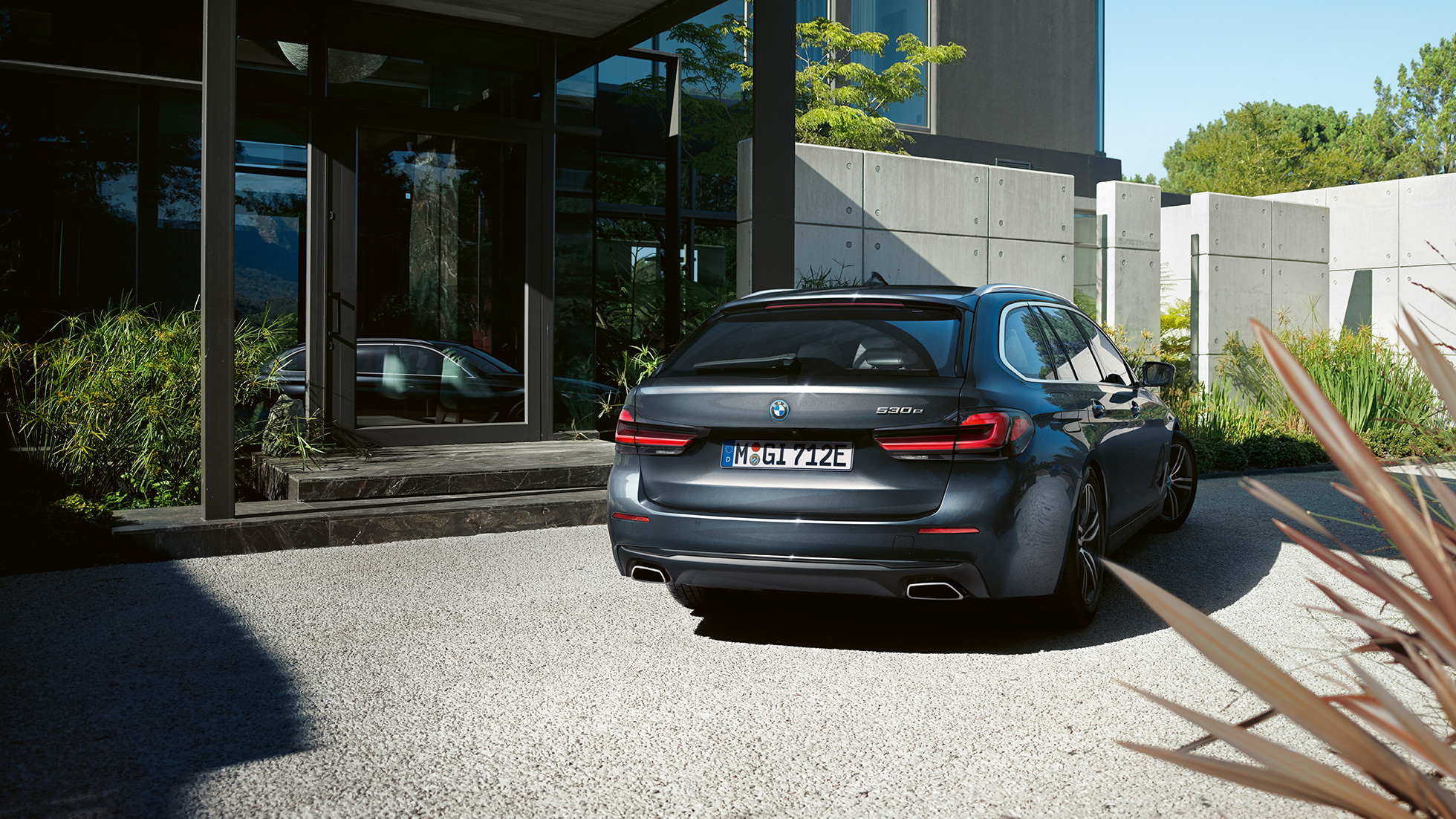 Rear apron and free-form exhaust pipes BMW 5 Series Touring G31 Rear apron and free-form exhaust pipes BMW 5 Series Touring G31 Facelift 2020 Sophisto Grey close-up rear