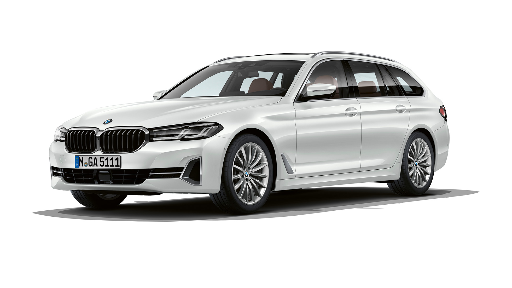 BMW 5 Series Touring G31 Luxury Line front BMW 5 Series Touring 530i G31 2020 Luxury Line in Mineral White three-quarter front view