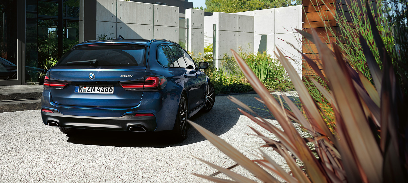 Accessories BMW 5 Series Touring G31 BMW 5 Series Touring with BMW roof box 520 G31 Facelift 2020 three-quarter front standing