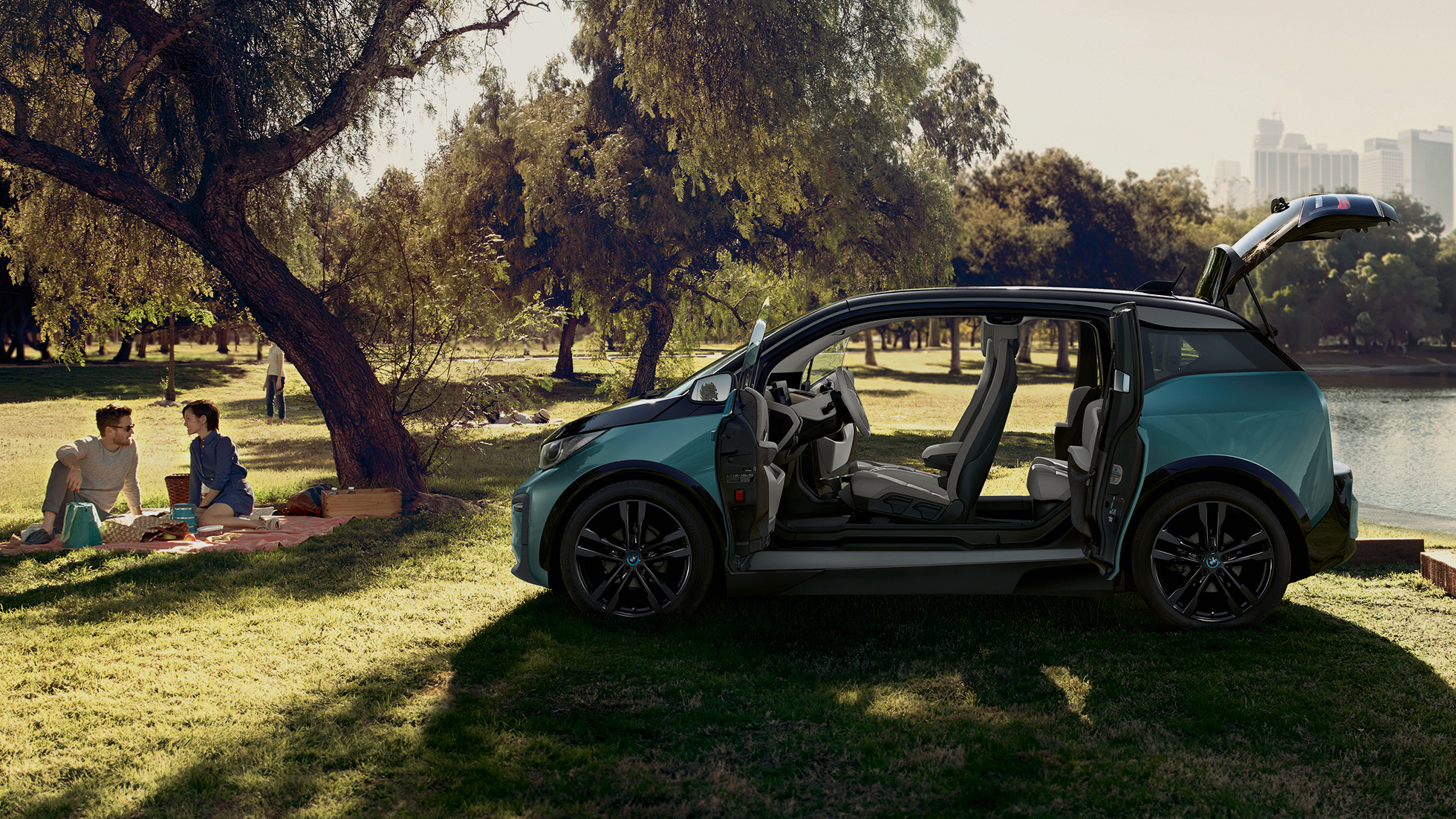 BMW i3 2018 view with open doors BMW i3 I01 2018 Jucaro beige with Frozen Grey metallic highlight side view with open doors