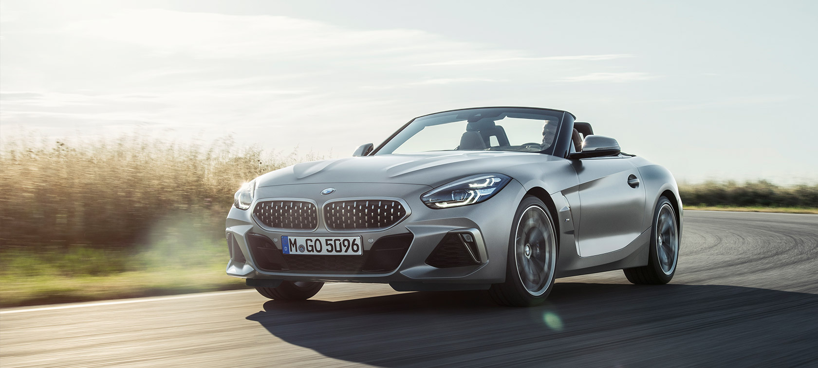 Three-quarter front view BMW Z4 M40i Roadster G29 BMW Z4 M40i Roadster G29 2019 Cabrio BMW Individual Frozen Grey metallic driving three-quarter front view