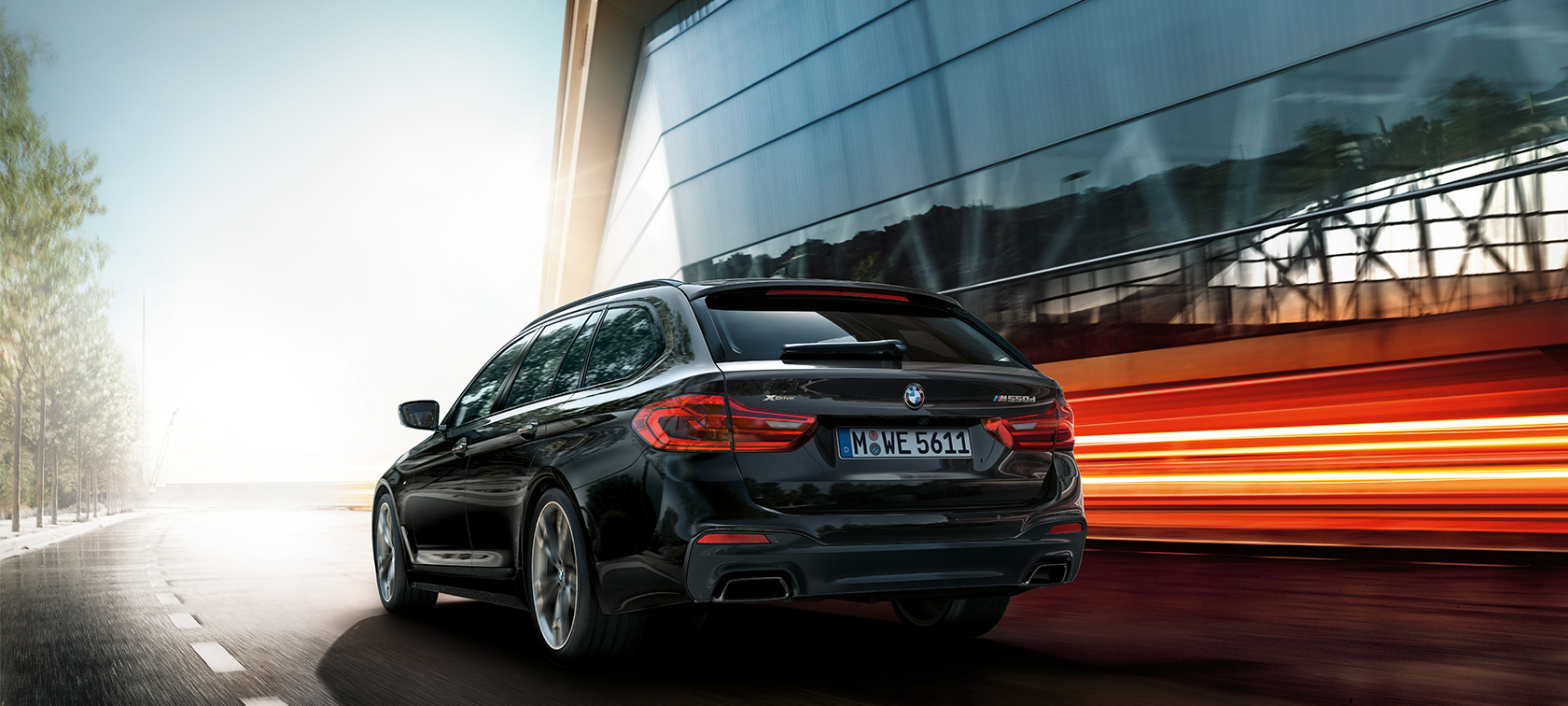 Three-quarter rear view BMW M550d xDrive Touring BMW M550d xDrive Touring G31 Azurite Black metallic three-quarter rear view BMW M550d Touring