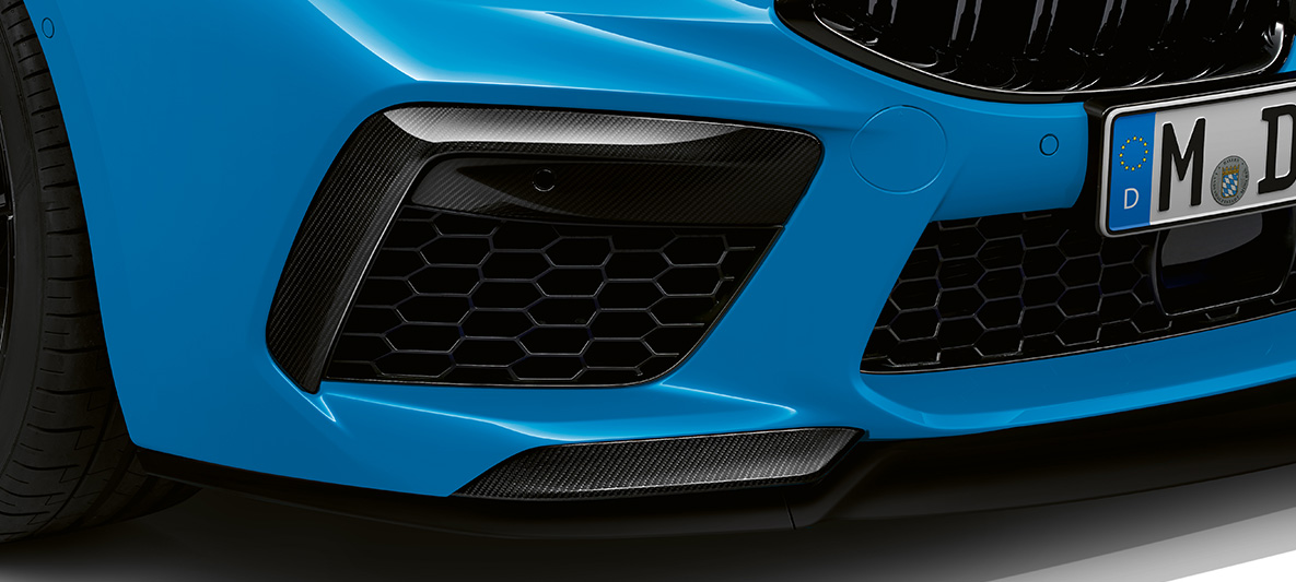 Carbon fibre clasps on the side air intakes BMW M8 Competition Coupé F92 LCI 2022 three-quarter front view BMW M8 Competition Coupé F92 LCI Facelift 2022 Daytona Beach blue uni three-quarter front view carbon fibre clasps on the side air intakes