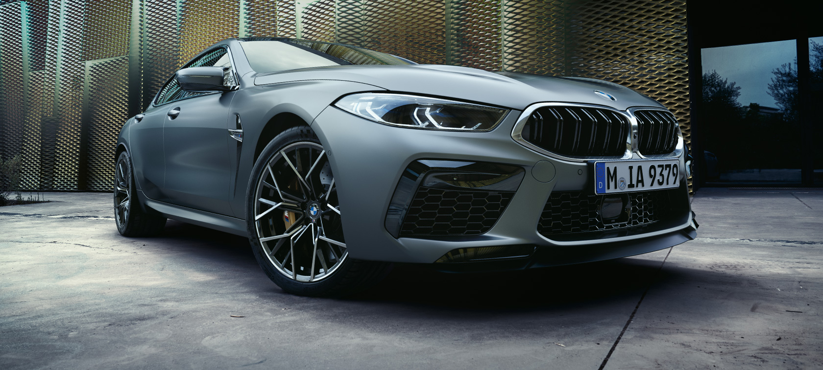 Three-quarter front view BMW M8 Gran Coupé F93 LCI Facelift 2022 BMW M8 Gran Coupé F93 LCI Facelift 2022 BMW Individual Frozen Pure Grey metallic three-quarter front view low-angle shot