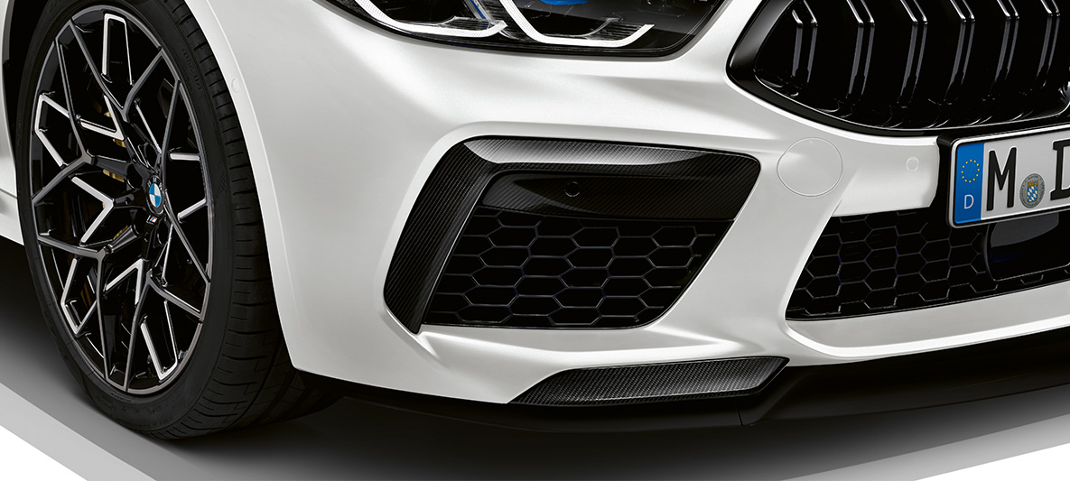 Carbon front splitter M Carbon exterior package BMW M8 Competition Gran Coupé l F93 LCI Facelift 2022 BMW M8 Competition Gran Coupé l F93 LCI Facelift 2022 BMW Individual Frozen Brilliant White metallic M Carbon exterior package carbon front splitter close-up