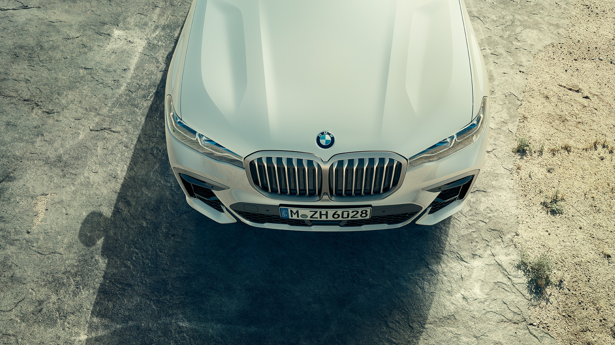 BMW X7 M Automobile, front with BMW kidney grille BMW X7 M Automobile M50i, front and engine bonnet from the bird’s eye view, G07, 2019