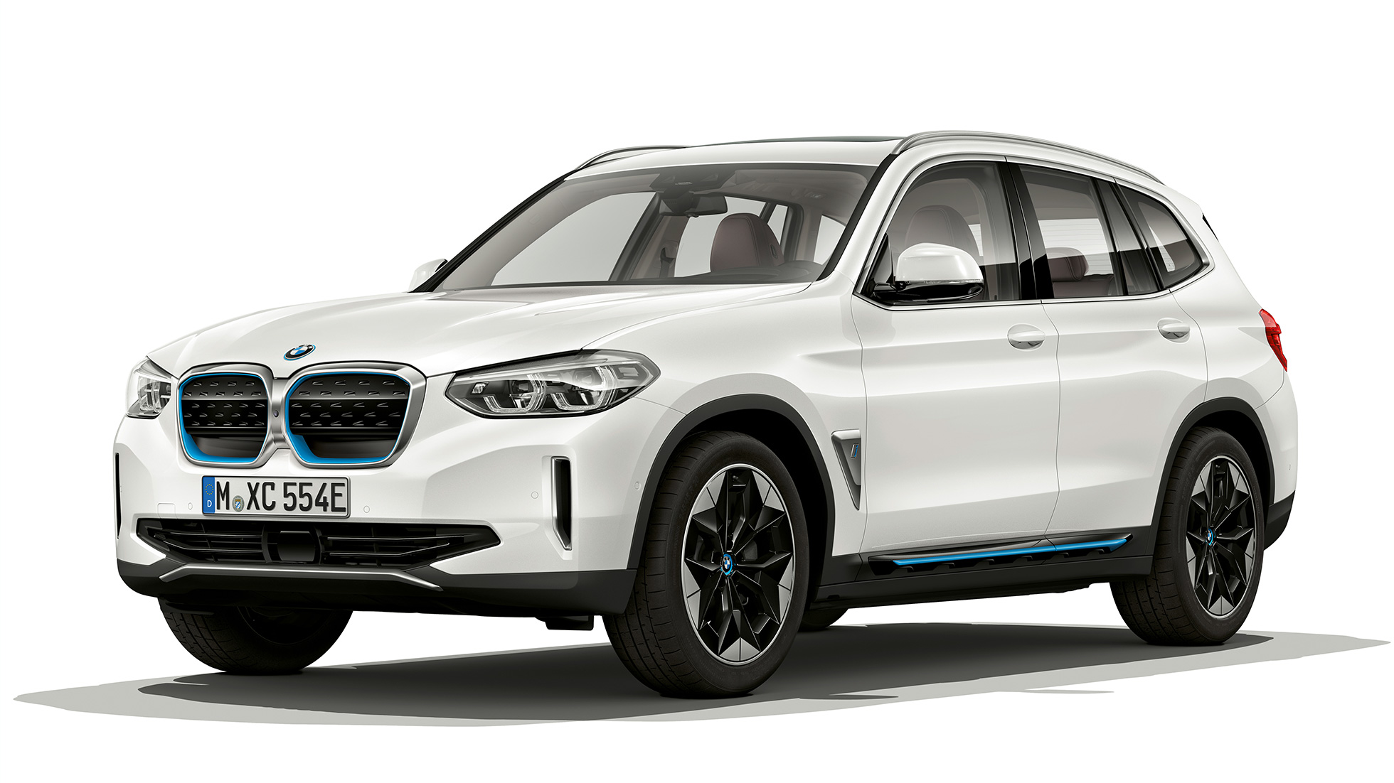 BMW iX3 G08 Model “Impressive” three-quarter front view BMW iX3 G08 2020 Model “Impressive” Mineral White metallic Effect three-quarter front view
