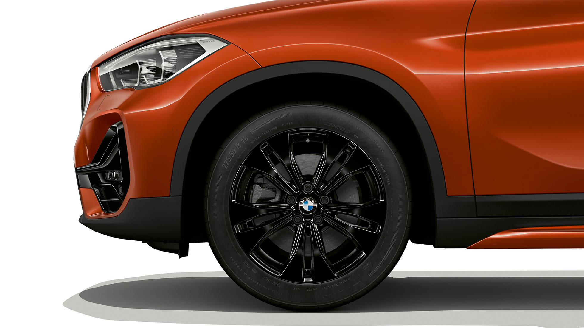 BMW X1, Model Sport Line, light-alloy wheel BMW X1, Model Sport Line, side view with close-up on light-alloy wheel