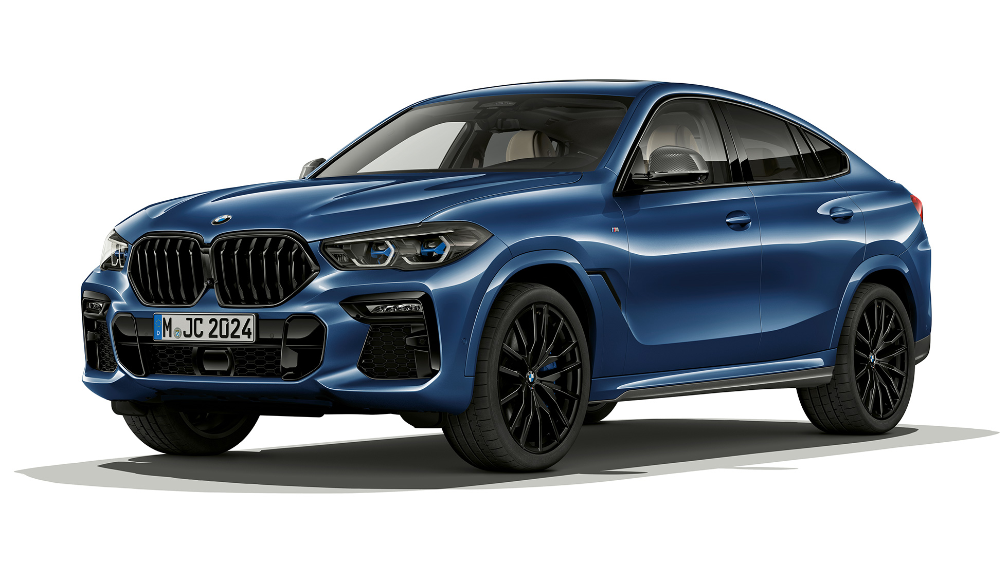 BMW X6 with M Sport package, exterior. BMW X6 with M Sport package in three-quarter front perspective.