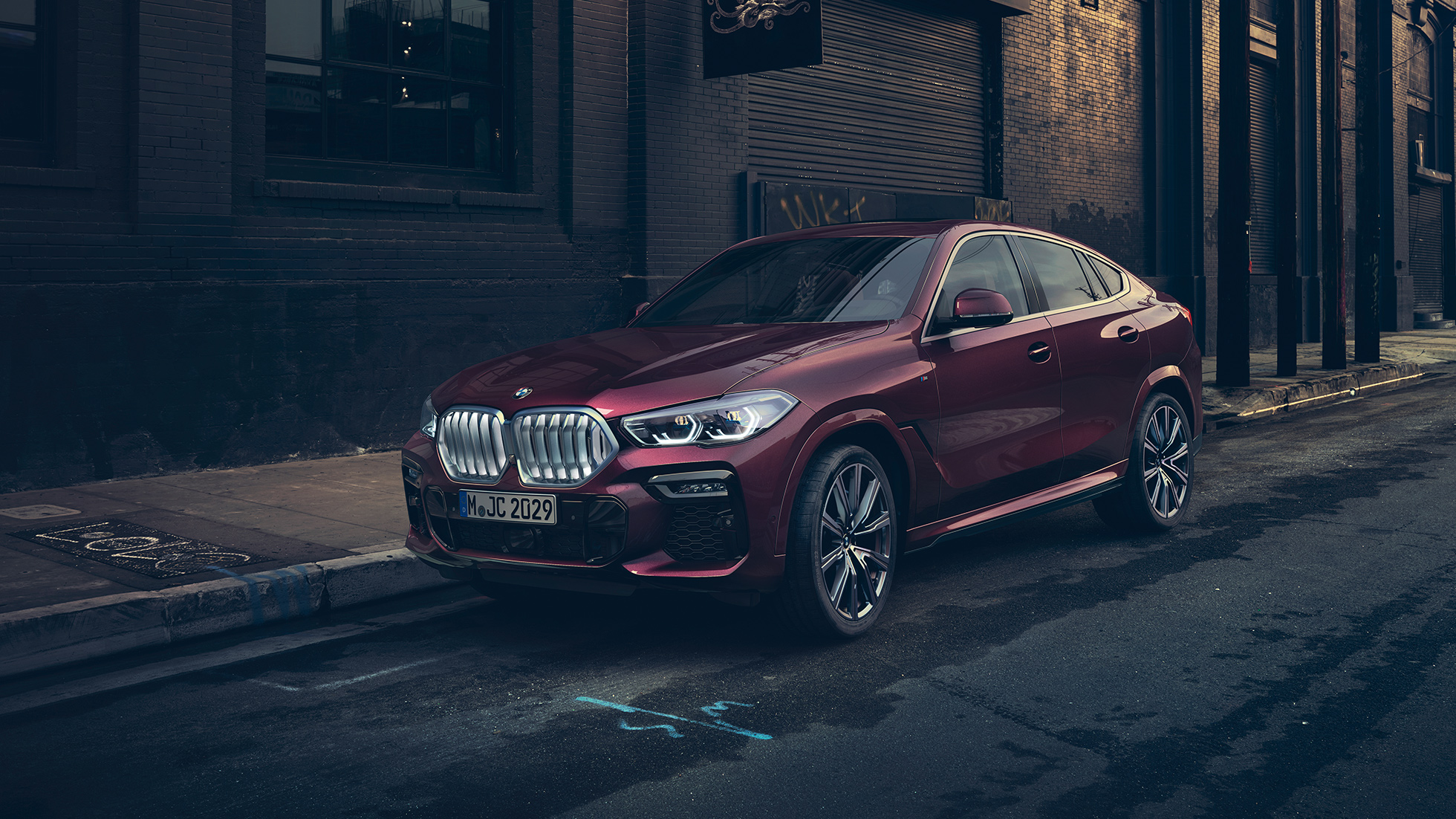BMW X6 Individual exterior. BMW X6 Individual standing in three-quarter front.