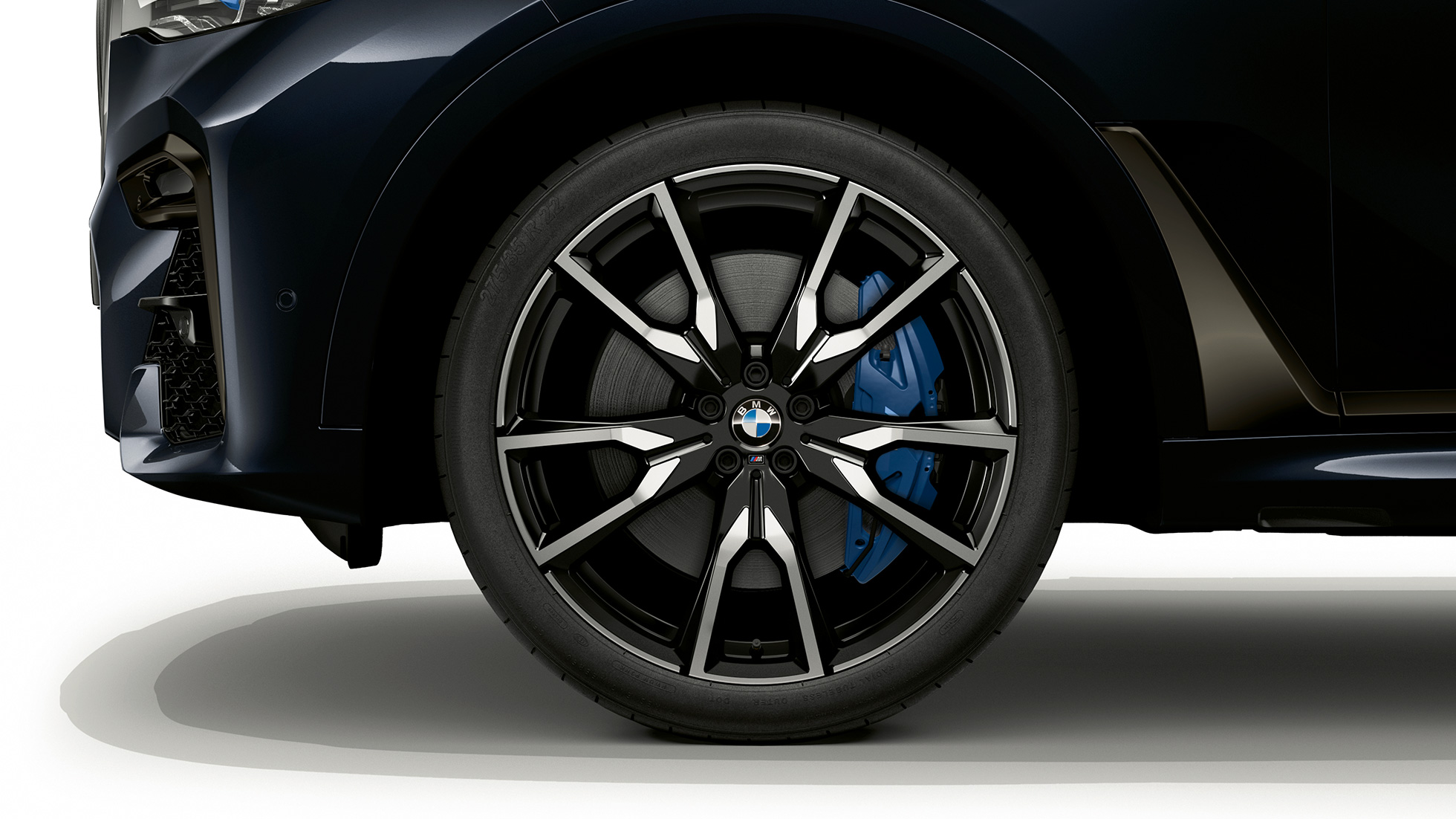 BMW X7, BMW Individual xDrive40i light alloy wheel Close-up of the light alloy wheel of the BMW X7 with BMW Individual xDrive40i features