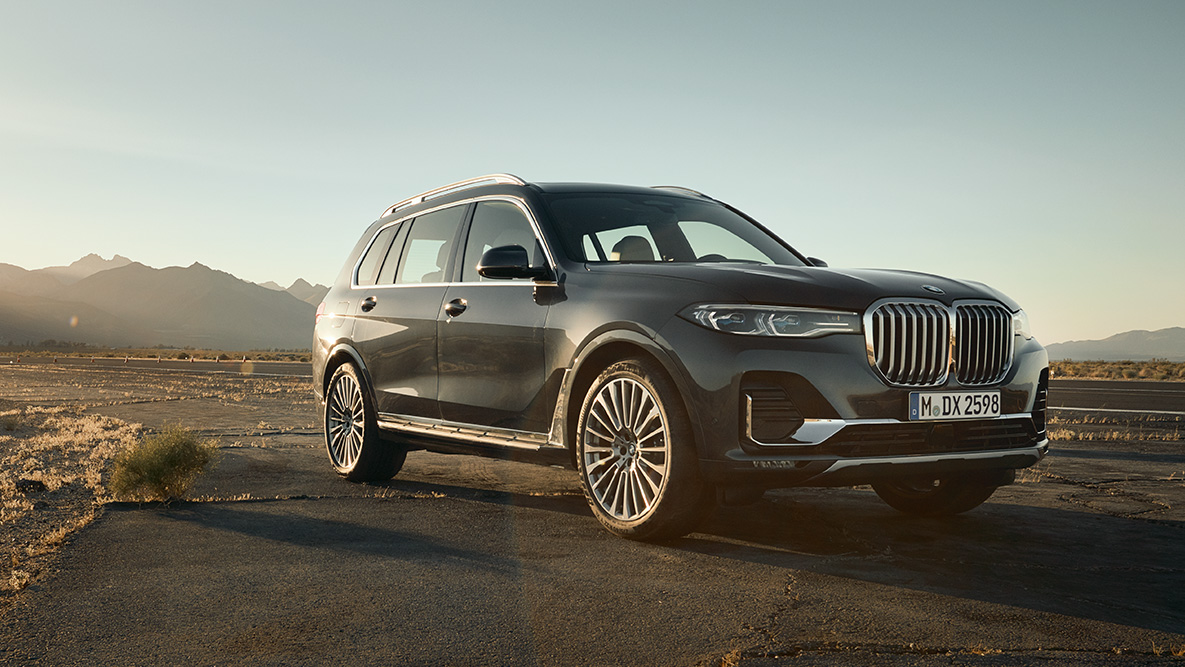 Executive Drive Pro Executive Drive Pro: BMW X7 in three-quarter front view, desert in background