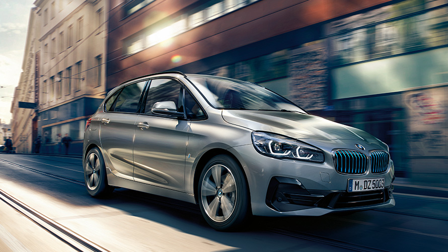 BMW hybrid vehicle on the road BMW plug-in hybrids BMW hybrid vehicle on the road three-quarter front view