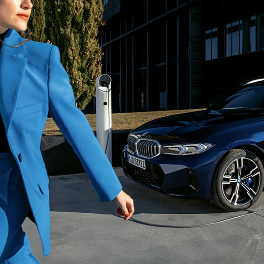 Charging situation with BMW walking woman in the foreground