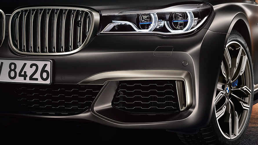 BMW M Performance Design Accents – Front Apron and Kidney Grille Details for a Sporty Look Front design accents of a BMW M Performance model showcasing the kidney grille, headlights, and signature trim on the apron