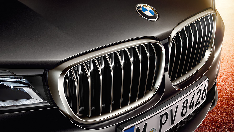 BMW Kidney Grille in Signature Colour – Eye-Catching M Performance Design Element Close-up of BMW M Performance kidney grille with signature trim detailing and premium chrome finish