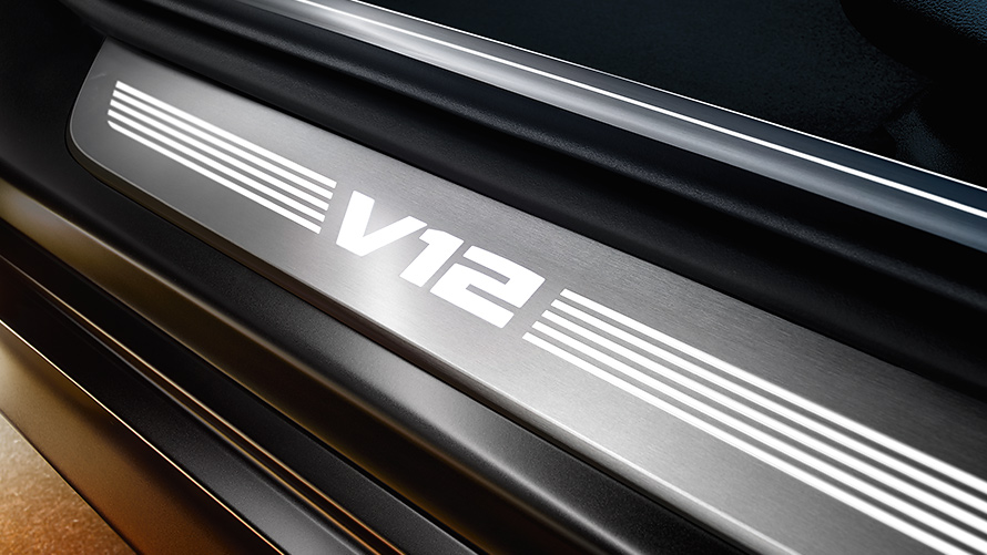 BMW M760Li V12 Door Sill – Illuminated Model Designation Finisher BMW M760Li V12 door sill finisher with illuminated model designation