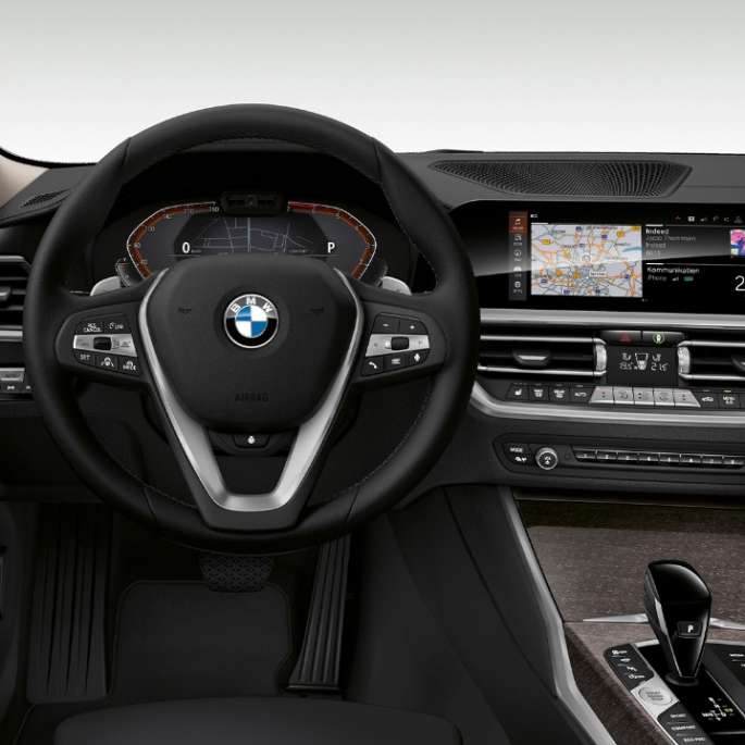 BMW 3 Series Sedan, Modell Luxury Line Cockpit. Frontal close-up of the driver's cockpit of the BMW 3 Series Sedan with Model Luxury Line features.